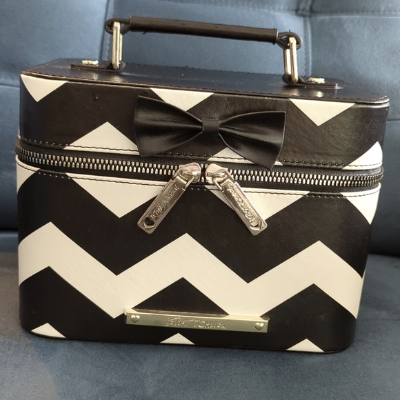 Betsey Johnson Handbags - 🎀Betsey Johnson Cosmetic Case